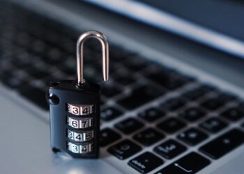 AI pomaga pedofilom w generowaniu nielegalnych treści. Dzieci w Internecie są narażone